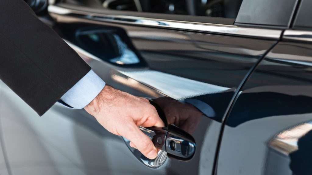 Benefits of Hiring Luxury Corporate Car Services