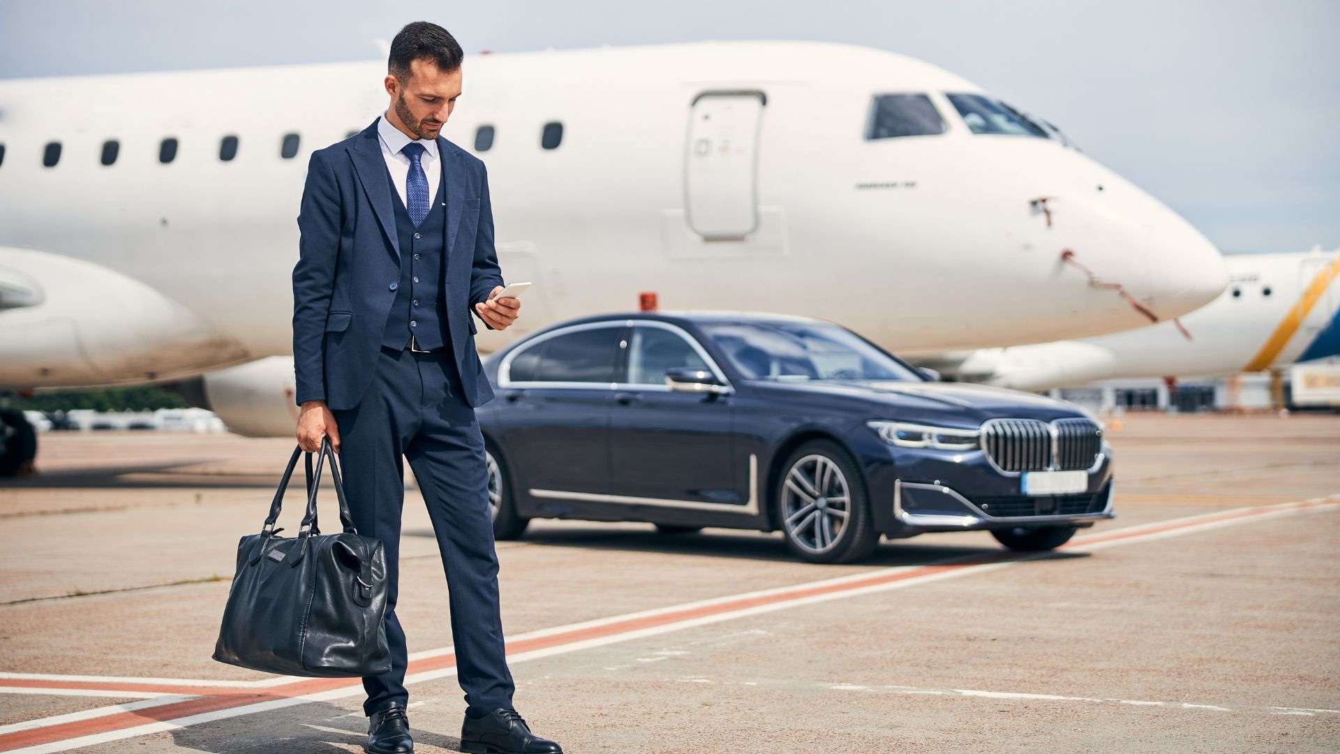 Private airport transfer gold coast businessman arrival